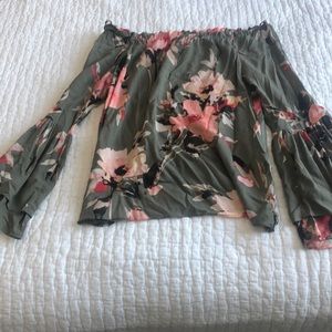 Beautiful off the shoulder bell-sleeve top! S